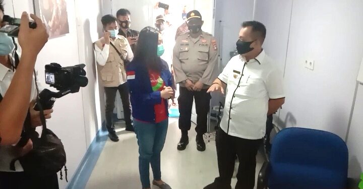 Kunjungi Rumah Sakit Apung ( RSA ). Dr.Lie, Plt. Bupati Lingga Berharap, Masyarakat Bisa Manfaatkan Pengobatan Gratis ini Sebaik baiknya