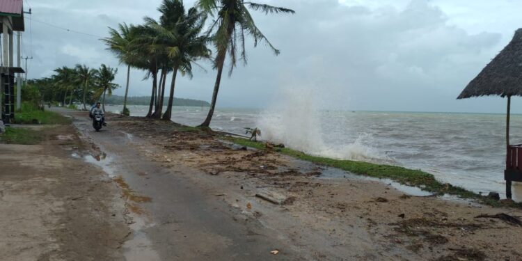 Akibat Gelombang Air Laut Tinggi, Penguna Jalan Raya Singkep Pesisir Terganggu