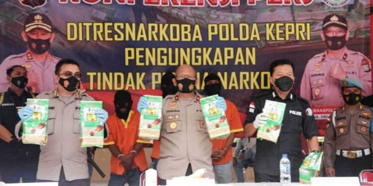 Dit Resnarkoba Polda Kepri Berhasil Mengagalkan 46 Kilogram Narkotika Jenis Sabu Yang Akan Diedarkan, 3 Pelaku Dibekuk
