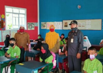 Camat dan Kapus Niur Permai Bersama Kades Monitoring Saat Sekolah Dibuka Kembali