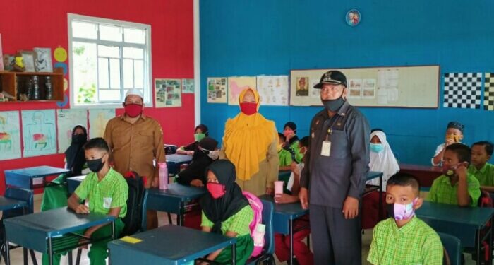 Camat dan Kapus Niur Permai Bersama Kades Monitoring Saat Sekolah Dibuka Kembali