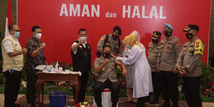 Kapolda Kepri Mengikuti Vaksinasi Covid-19 Tahap I Dosis Kedua Digedung Daerah Provinsi Kepri