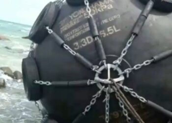 Benda Misterius Mirip Bola Besar Dirantai Ditemukan di Tepi Pantai Bintan