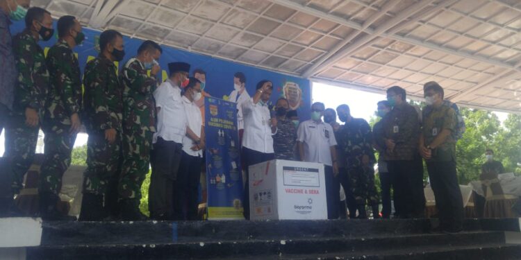 Pemerintah Kota Batam menggelar pencanangan vaksinasi covid-19 di Dataran Engku Putri