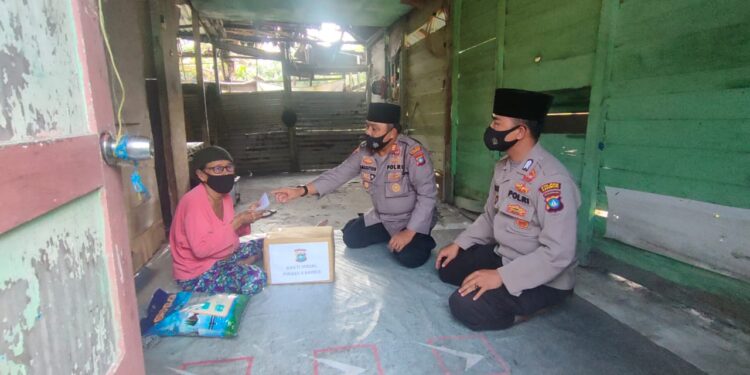 Prihatin dengan Kondisi Ibu Cartem, Kapolres Karimun berikan Bantuan Sembako