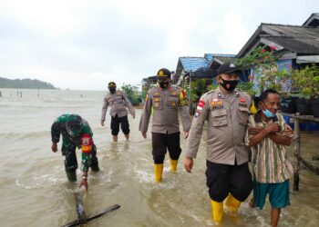Polsek Tebing Polres Karimun Turun Langsung Bantu warga Evakuasi Korban Banjir