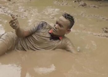 Viral Pria di Asahan Sumut Mandi Lumpur Protes Jalan Rusak