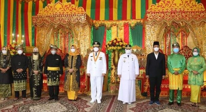 Gubernur dan Wakil Gubernur Kepri Jalanin Tepung Tawar