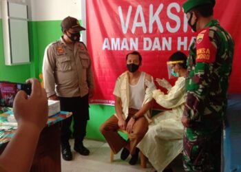 Tenaga Kesehatan UPT Puskesmas Moro Hari Ini Lakukan Vaksinasi Pertama di Puskesmas Moro