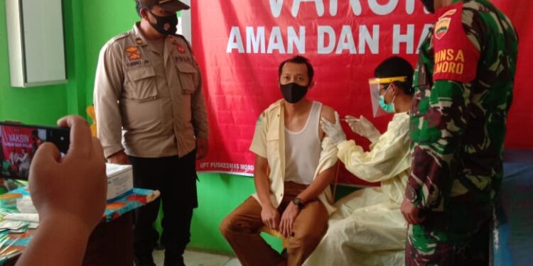 Tenaga Kesehatan UPT Puskesmas Moro Hari Ini Lakukan Vaksinasi Pertama di Puskesmas Moro