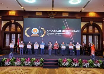 Pemrov Kepri Terima Anugrah Meritokrasi