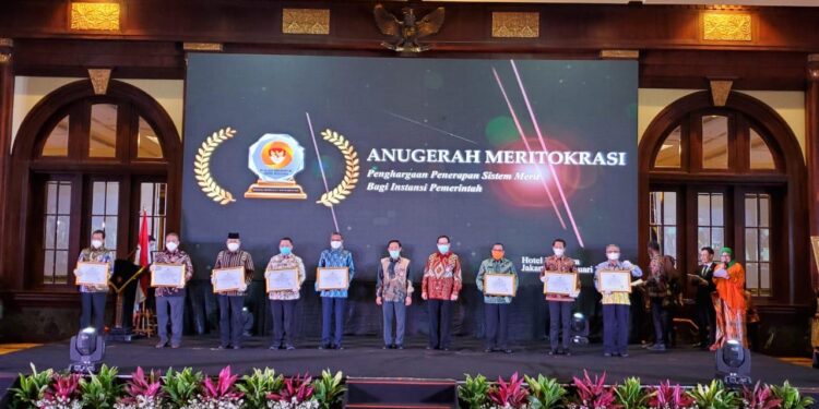Pemrov Kepri Terima Anugrah Meritokrasi