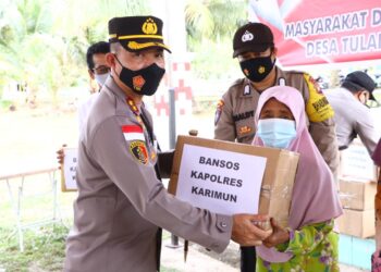 Program Kampung Tangguh Desa Tulang Pulau Tulang, Kapolres Karimun Lakukan Kegiatan Bakti Sosial