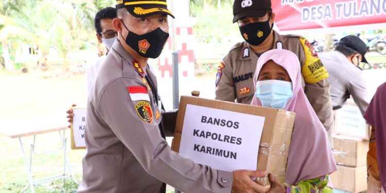 Program Kampung Tangguh Desa Tulang Pulau Tulang, Kapolres Karimun Lakukan Kegiatan Bakti Sosial