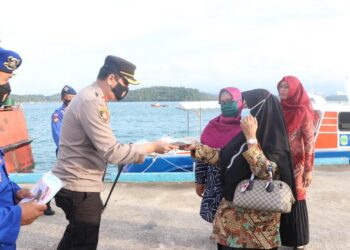 Polres Lingga Lakukan Edukasi Pembagian Masker Gratis