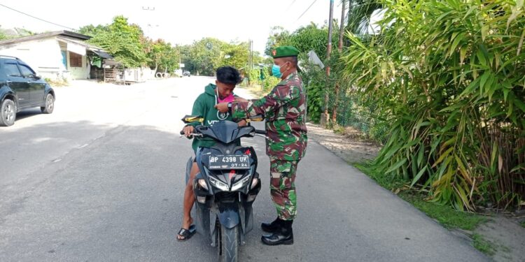 Personel Babinsa Baran Timur Bagikan Masker Upaya Memutus Penyebaran Covid 19