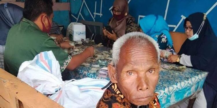 Kakek Ini Simpan Uang dalam Karung Sejak Lama, Ketika Dihitung Mencapai Rp 81 Juta
