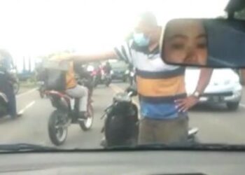 Geger Pria Gresik Emosi Bawa Paving Kejar Pengendara Mobil di Jalan Raya