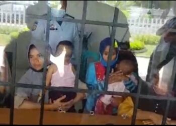 Lakukan Aksi Protes,Dua Balita Bersama Ibunya Ditahan