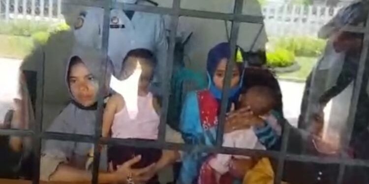 Lakukan Aksi Protes,Dua Balita Bersama Ibunya Ditahan