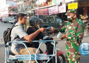 Putus Mata Rantai Penyebaran Covid 19 , Koramil Karimun 01 Balai Bagikan Masker