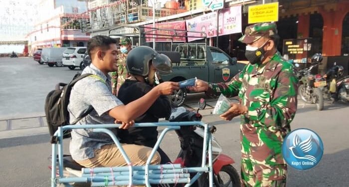 Putus Mata Rantai Penyebaran Covid 19 , Koramil Karimun 01 Balai Bagikan Masker