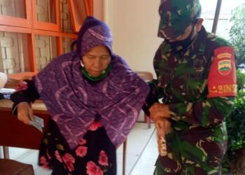 Babinsa Kelurahan Sungai Pasir melaksanakan Pengamanan pembagian Dana BTS