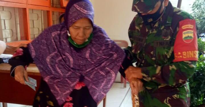 Babinsa Kelurahan Sungai Pasir melaksanakan Pengamanan pembagian Dana BTS