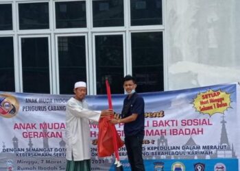 Keren, Sekumpulan Pemuda yang Tergabung di Organisasi Kepemudaan Anak Muda Indonesia (AMI) Sukarela Bersihkan Masjid-Masjid se Kota Batam