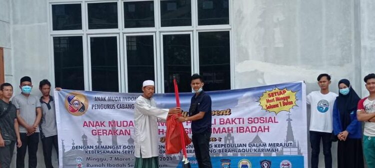 Keren, Sekumpulan Pemuda yang Tergabung di Organisasi Kepemudaan Anak Muda Indonesia (AMI) Sukarela Bersihkan Masjid-Masjid se Kota Batam