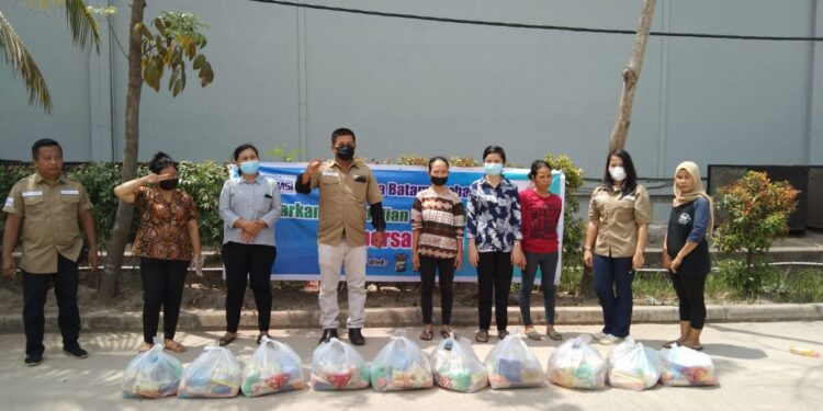 Umat Berkah, SMSI Batam dan Polresta Barelang Bagikan Sembako ke Warga
