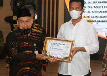 Rudi-Amsakar Mendapat Penghargaan Sebagai Insan Peduli Zakat