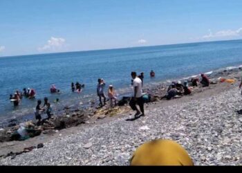Emas Bermunculan di Pesisir Pantai Maluku Tengah, Ramai Diburu Setempat