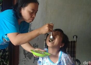 Kisah Haru Ibu Tunggal Besarkan Anak Cerebral Palsy di Pemalang