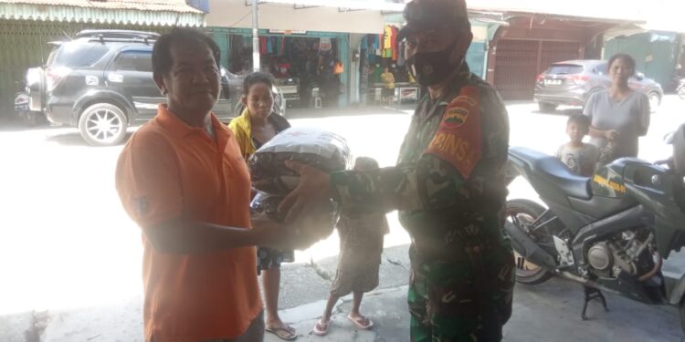 Peduli Korban Kebakaran, TNI Berikan Bantuan Sembako ke Warga