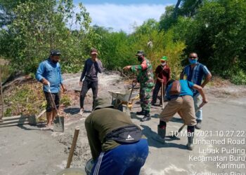 TNI Gandeng Masyarakat Perbaiki Jembatan Jebol