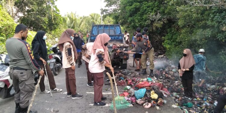 Mengurai tumpukan sampah di Moro TNI-Polri bersama Pol PP dan anggota Pramuka lakukan Goro bersama