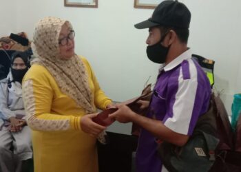 Persatuan Dharma wanita KSOP TBK Moro berikan bingkisan peralatan sekolah kepada anak sekolah Minggu di Moro