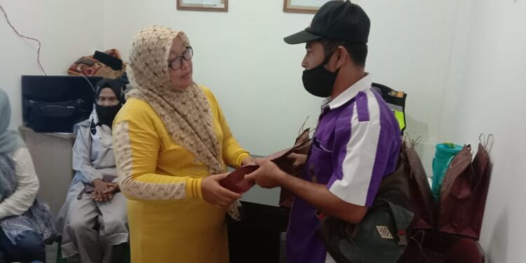 Persatuan Dharma wanita KSOP TBK Moro berikan bingkisan peralatan sekolah kepada anak sekolah Minggu di Moro