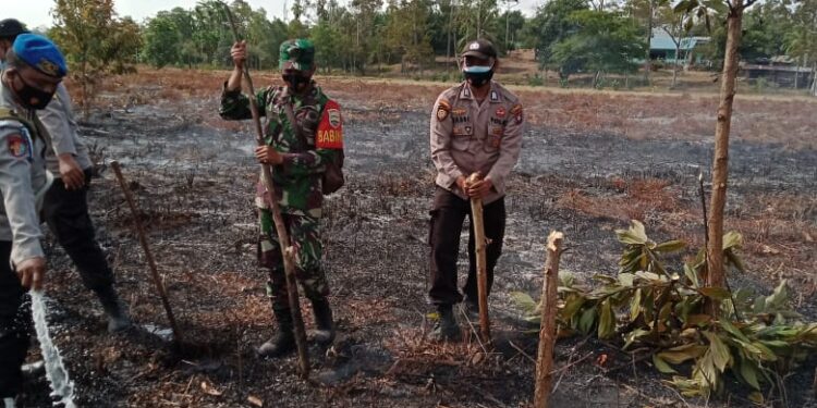 Upaya TNI Padamkan Kebakaran di Wilayah Kabupaten Karimun