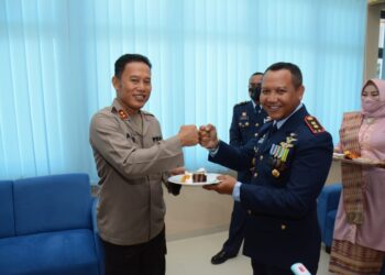 Kapolda Kepri Irjen Pol Dr.Aris Budiman, M.Si Berikan Kejutan HUT TNI AU ke -75 Kepada Komandan Lanud Hang Nadim