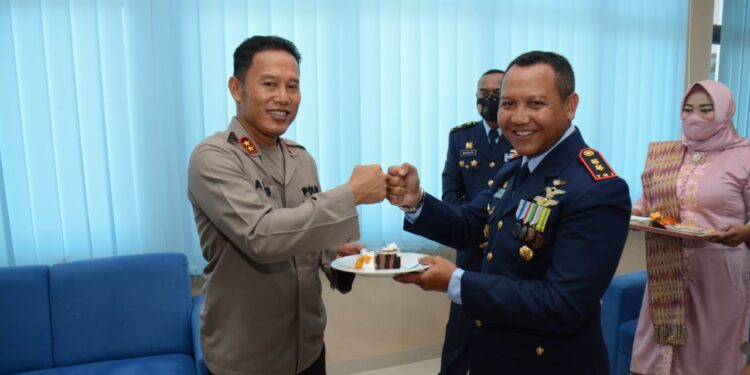 Kapolda Kepri Irjen Pol Dr.Aris Budiman, M.Si Berikan Kejutan HUT TNI AU ke -75 Kepada Komandan Lanud Hang Nadim