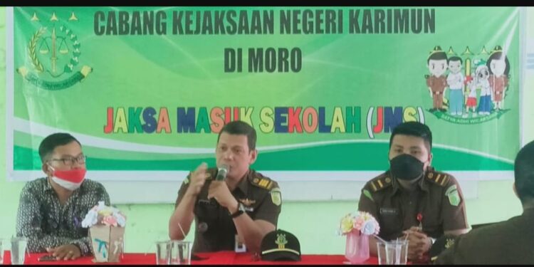 Kacabjari Moro Lakukan Penyuluhan Hukum di SMK Negeri 01 Moro