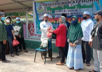 Yayasan Pesantren Athoryah Moro Bagi-Bagi Sembako Kepada Masyarakat Moro