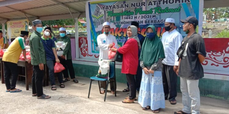 Yayasan Pesantren Athoryah Moro Bagi-Bagi Sembako Kepada Masyarakat Moro