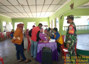 Guna Menciptakan Rasa Aman dan Kondusif, Babinsa Desa Parit dan Desa Mendaun Kawal Kegiatan Pembagian BST Kepada 248 KK