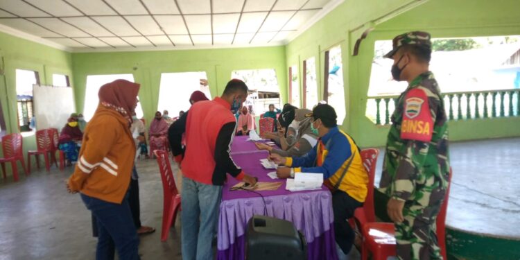 Guna Menciptakan Rasa Aman dan Kondusif, Babinsa Desa Parit dan Desa Mendaun Kawal Kegiatan Pembagian BST Kepada 248 KK