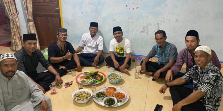 Minggu Pertama di Bulan Ramadhan, Plt.Kadis Perkim Lingga Berbuka Puasa Bersama Masyarakat Desa Pekake