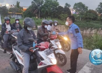 Aksi Toleransi Ditunjukkan Kader Gerakan Angkatan Muda Kristen Indonesia (GAMKI) Dengan Membagikan Takjil di Jalanan Kota Batam