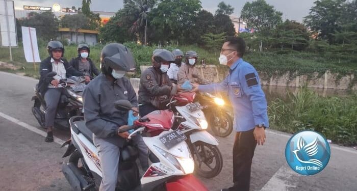 Aksi Toleransi Ditunjukkan Kader Gerakan Angkatan Muda Kristen Indonesia (GAMKI) Dengan Membagikan Takjil di Jalanan Kota Batam